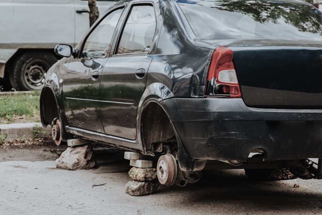 Automobil bez točkova na klocnama