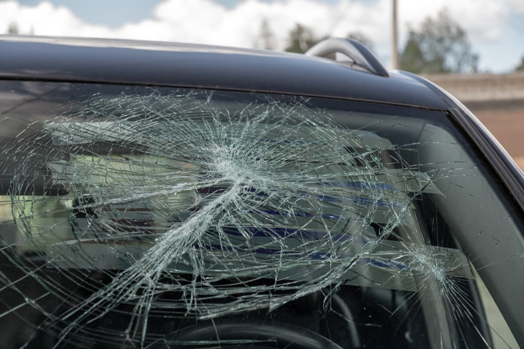 Oštećeno vetrobransko staklo na automobilu