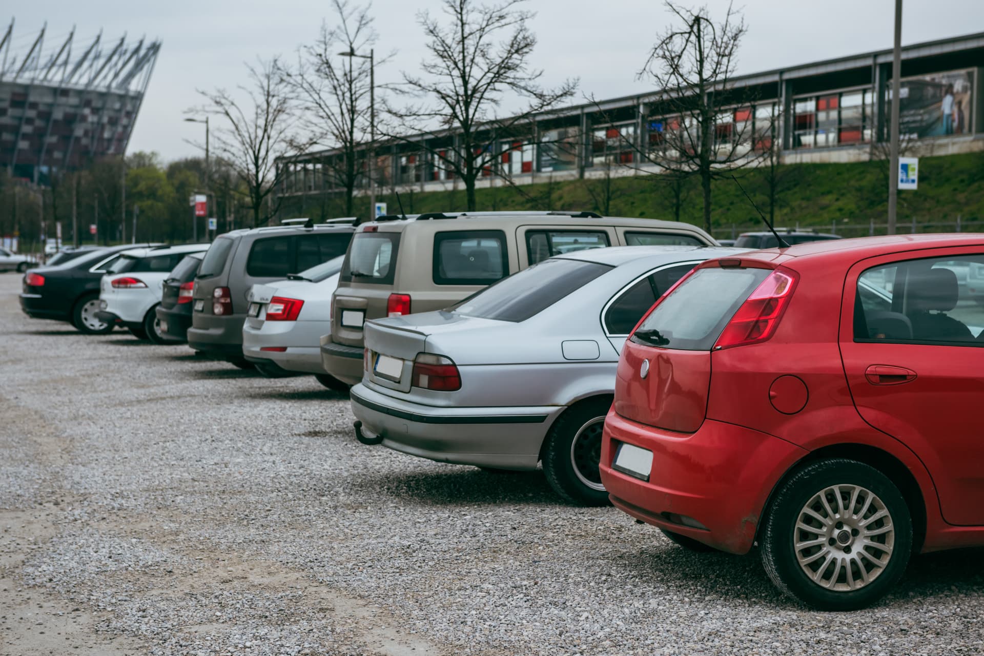 Polovni automobili na parkingu